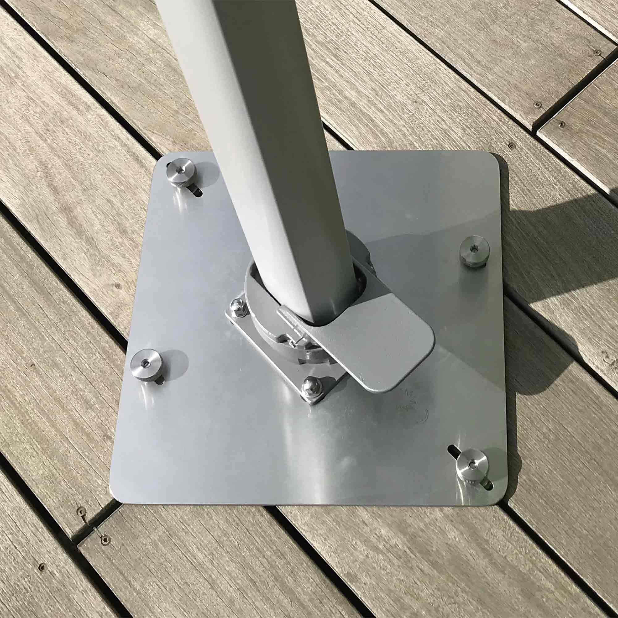 sonnenanker-anker-staender-sonnenschirmstaender-edelstahl-ampelschirm-drehfuss-holzterrasse-detail